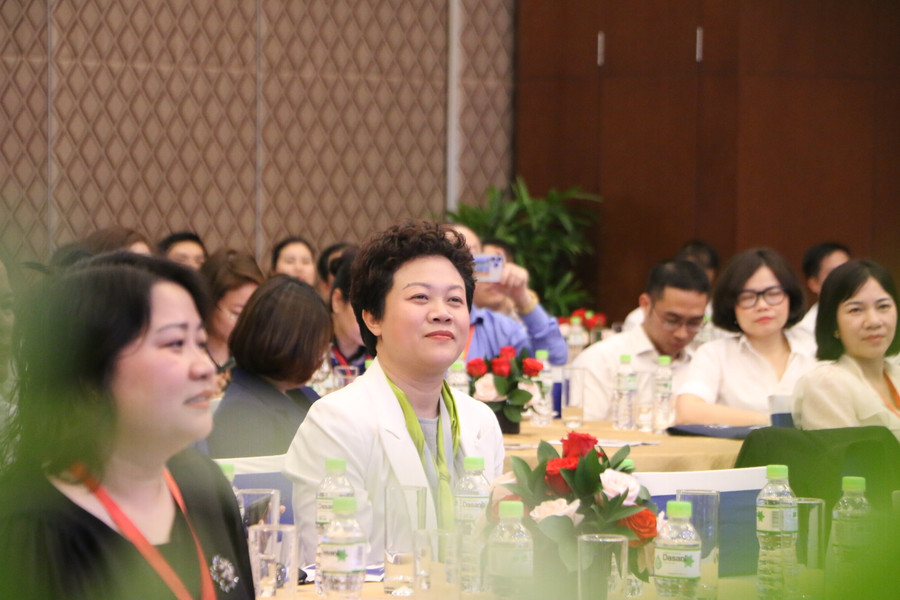 Nội dung buổi hội thảo thu hút sự tham gia nhiệt tình từ phía dưới sân khấu dành cho diễn giả. Nội dung buổi hội thảo thu hút sự tham gia nhiệt tình từ phía dưới sân khấu dành cho diễn giả.