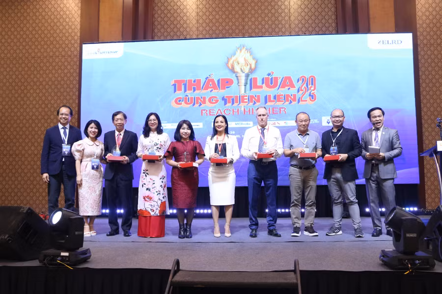 Đại diện ban tổ chức trao quà lưu niệm cho các vị diễn giả, khách mời của sự kiện “Thắp lửa cùng tiến lên 2023".