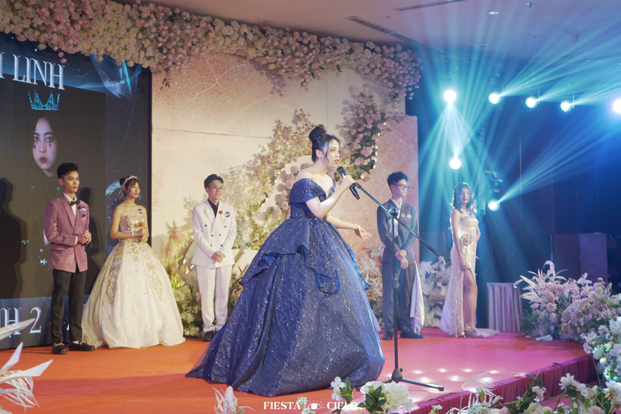 Các thí sinh cùng nhau tranh tài trong phần thi hùng biện tại đêm chung kết.