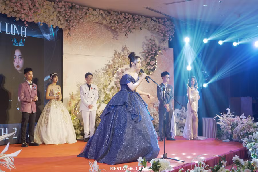 Các thí sinh cùng nhau tranh tài trong phần thi hùng biện tại đêm chung kết.