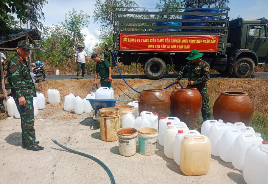 Xe chở nước sinh hoạt hỗ trợ cho bà con khu vực hạn hán kéo dài. Xe chở nước sinh hoạt hỗ trợ cho bà con khu vực hạn hán kéo dài.