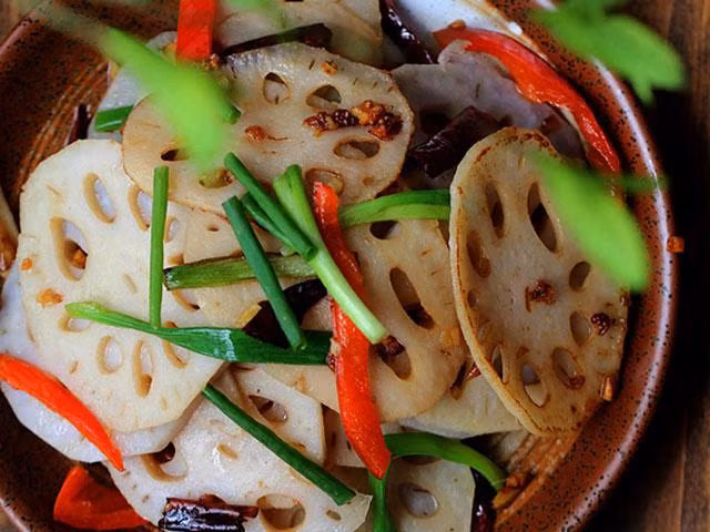 Đổi món với củ sen xào giòn ăn với cơm tuyệt ngon