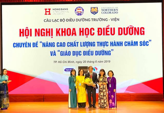 Đại diện Hội Điều dưỡng Việt Nam tặng hoa cho PGS.TS Hồ Thanh Phong-Hiệu trưởng của HIU Đại diện Hội Điều dưỡng Việt Nam tặng hoa cho PGS.TS Hồ Thanh Phong-Hiệu trưởng của HIU