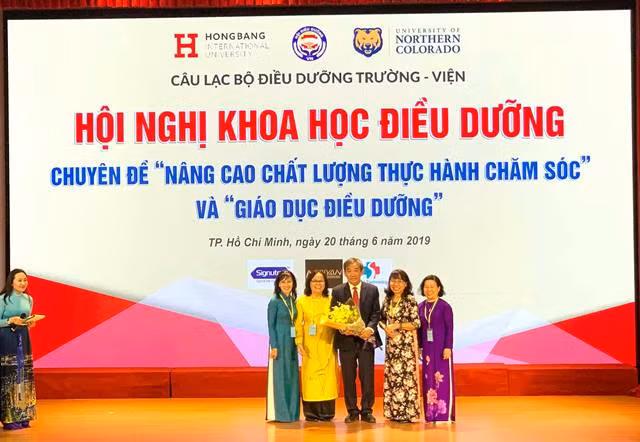 Đại diện Hội Điều dưỡng Việt Nam tặng hoa cho PGS.TS Hồ Thanh Phong-Hiệu trưởng của HIU