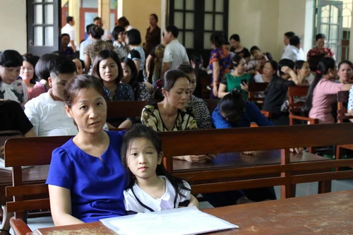 Cháu Vũ Phương Anh và mẹ tại phiên tòa sơ thẩm. Ảnh: Nguyễn Quỳnh 