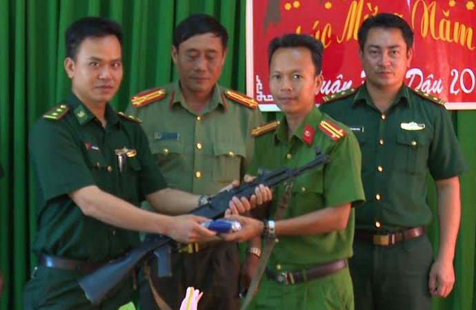 BĐBP bàn giao tang vật cho CAH A Lưới.