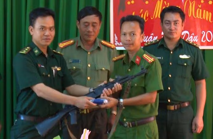 BĐBP bàn giao tang vật cho CAH A Lưới.