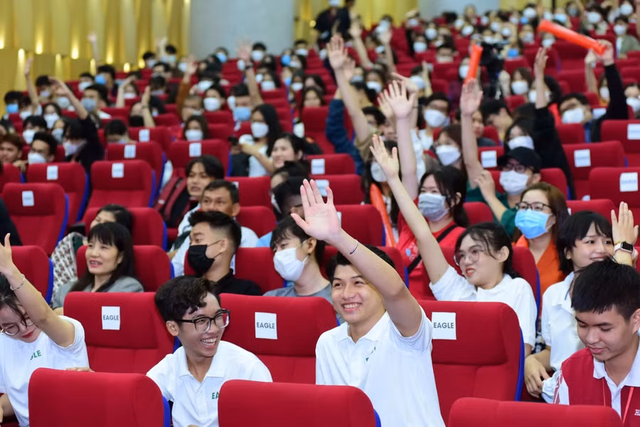 Khán giả cổ vũ nồng nhiệt cho cuộc thi HIU STARTUP 2022.