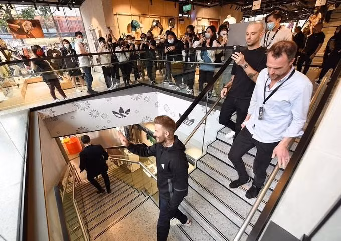 David Beckham có lịch trình tương đối dày đặc, dù vậy anh vẫn cố gắng để giao lưu, chụp hình với những người mà anh gặp gỡ tại sự kiện (Ảnh: Asia One).