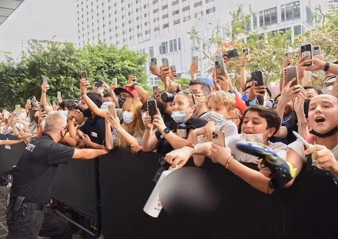 Có hàng trăm người tập trung trước địa điểm mà David Beckham tham dự sự kiện ở Singapore (Ảnh: Asia One).