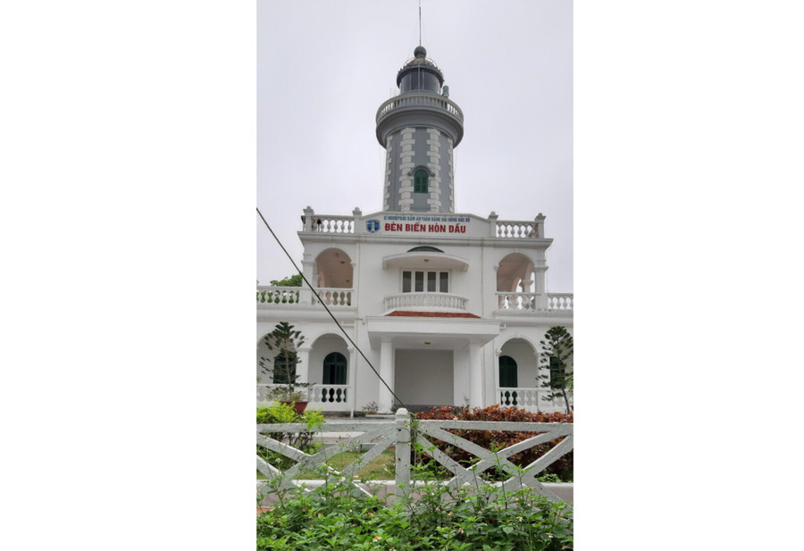 Dù hơn 100 tuổi nhưng hải đăng Hòn Dấu luôn khoác “tấm áo” mới. Ảnh: Nguyễn Dịu