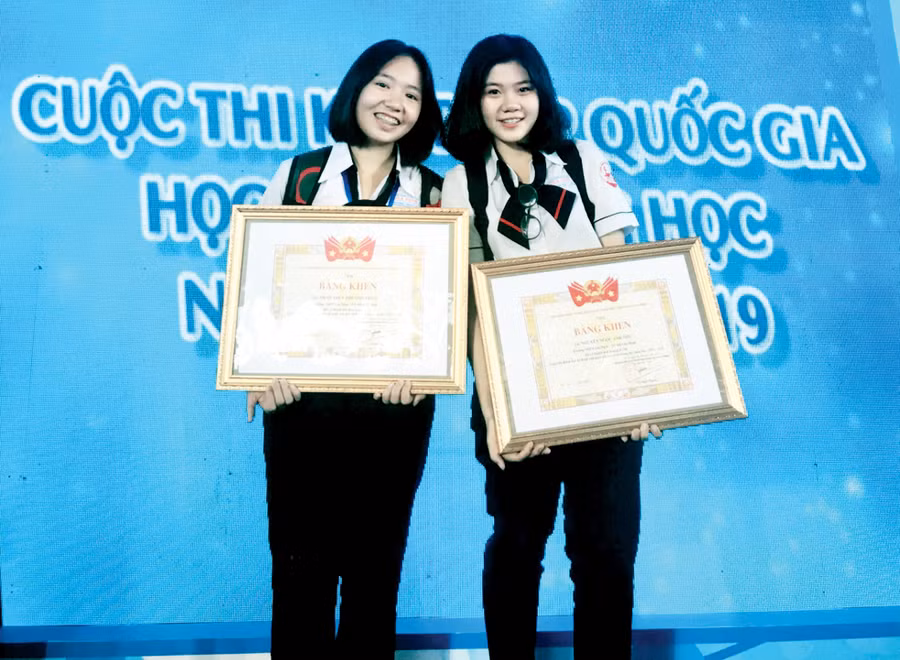 Em Phan Thùy Phương Thảo và Nguyễn Ngọc Anh Thư trong niềm vui nhận giải Nhì tại Cuộc thi KHKT cấp quốc gia dành cho HS trung học năm học 2019 - 2019. Ảnh: TG