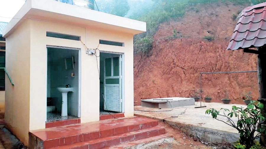 Bể nước và công trình nhà vệ sinh, nhà tắm mới được hoàn thiện tại Trường PTDTBT Tiểu học Tả Gia Khâu