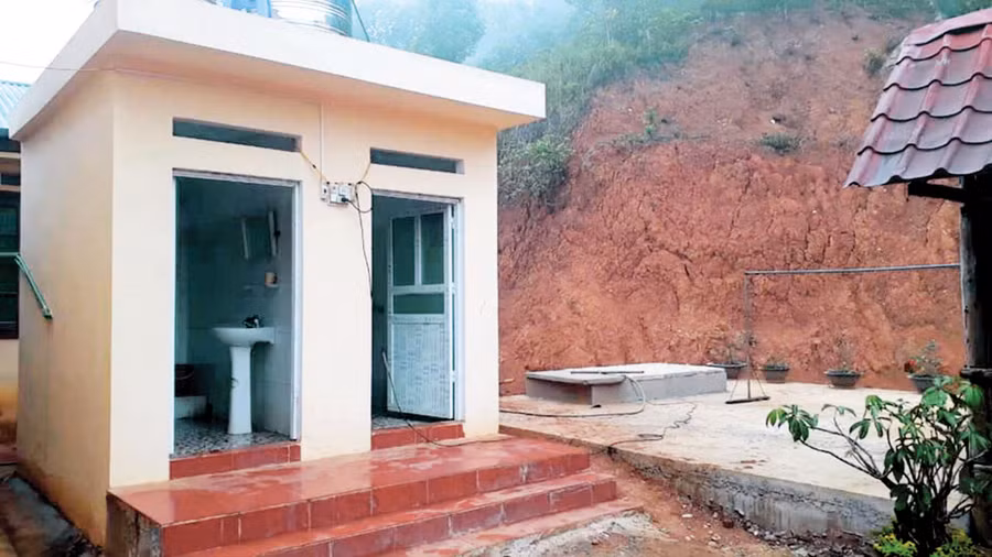 Bể nước và công trình nhà vệ sinh, nhà tắm mới được hoàn thiện tại Trường PTDTBT Tiểu học Tả Gia Khâu