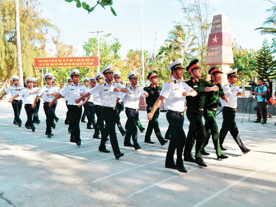 Buổi diễu binh trên đảo Nam Yết.