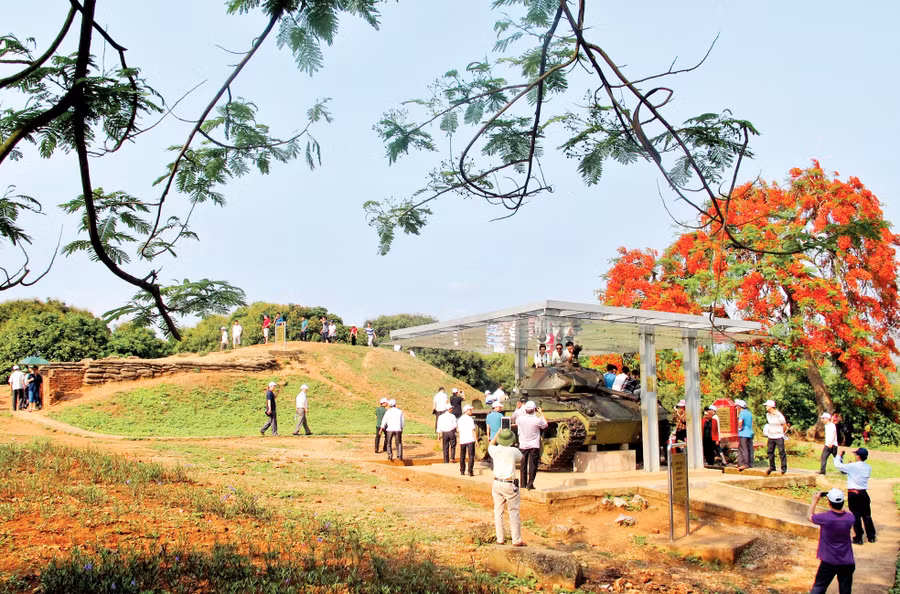 Đồi A1 nơi diễn ra trận quyết chiến 38 ngày đêm, nay trở thành điểm du lịch hấp dẫn của du khách muôn nơi.