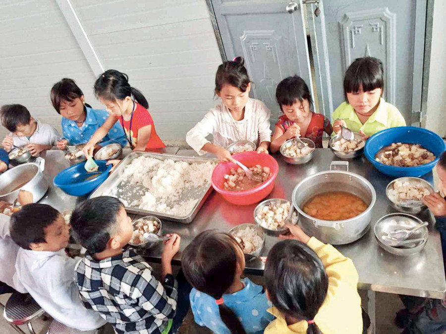 Tăng cường chất và lượng cho bữa ăn bán trú HS. Ảnh: Thanh Long Tăng cường chất và lượng cho bữa ăn bán trú HS. Ảnh: Thanh Long