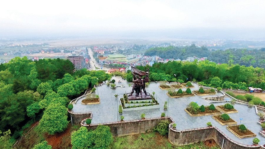 Tượng đài Chiến thắng Điện Biên Phủ, một trong các điểm tham quan thuộc cụm di tích Chiến trường Điện Biên Tượng đài Chiến thắng Điện Biên Phủ, một trong các điểm tham quan thuộc cụm di tích Chiến trường Điện Biên