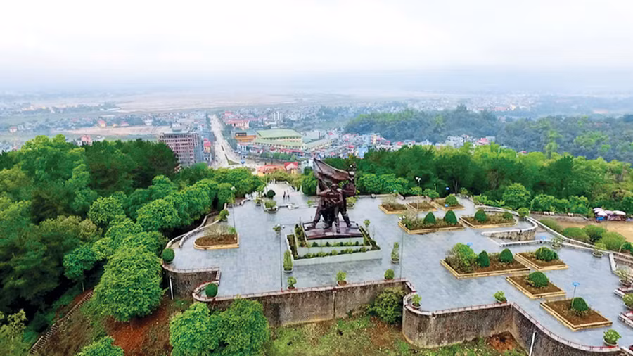 Tượng đài Chiến thắng Điện Biên Phủ, một trong các điểm tham quan thuộc cụm di tích Chiến trường Điện Biên