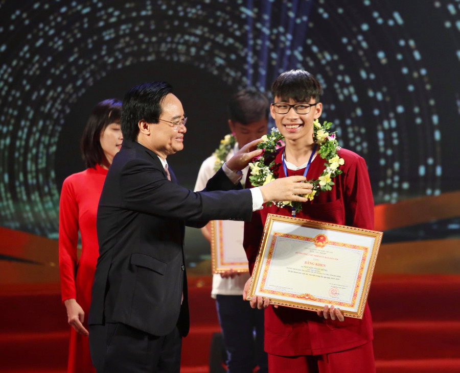 Bộ trưởng Bộ GD&ĐT Phùng Xuân Nhạ trao bằng khen cho học sinh dân tộc xuất sắc tiêu biểu.