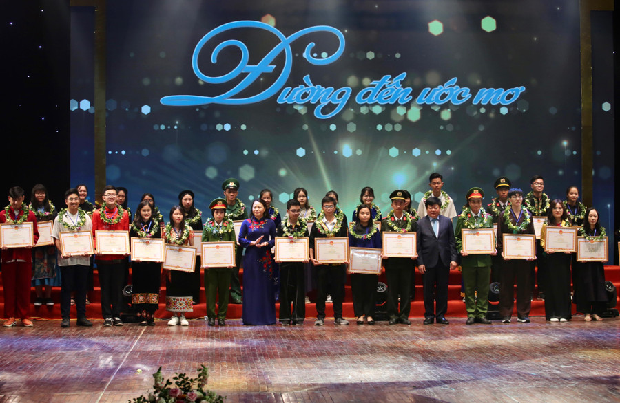 Ông Nguyễn Thế Kỷ và bà Nguyễn Thị Thu Hà - Chủ tịch hội LH Phụ nữ Việt Nam - trao bằng khen cho các em sinh viên đạt điểm cao tại kỳ thi THPT Quốc gia 2019.