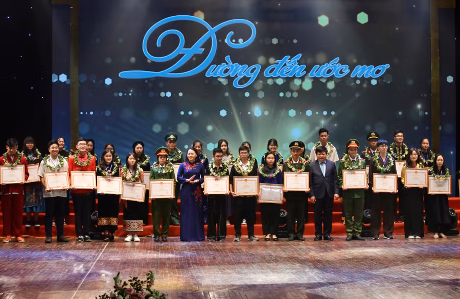 Ông Nguyễn Thế Kỷ và bà Nguyễn Thị Thu Hà - Chủ tịch hội LH Phụ nữ Việt Nam - trao bằng khen cho các em sinh viên đạt điểm cao tại kỳ thi THPT Quốc gia 2019.