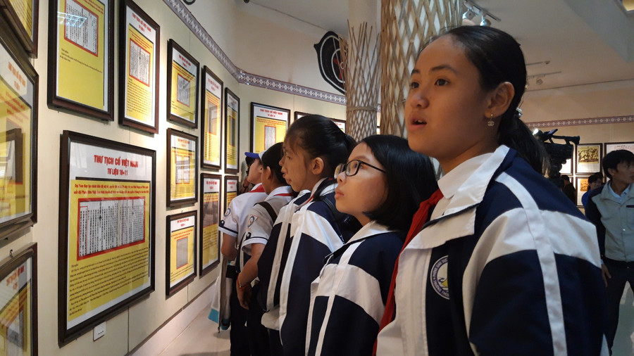 Du khách và các em học sinh hào hứng tham quan triển lãm. Ảnh: Trúc Hân