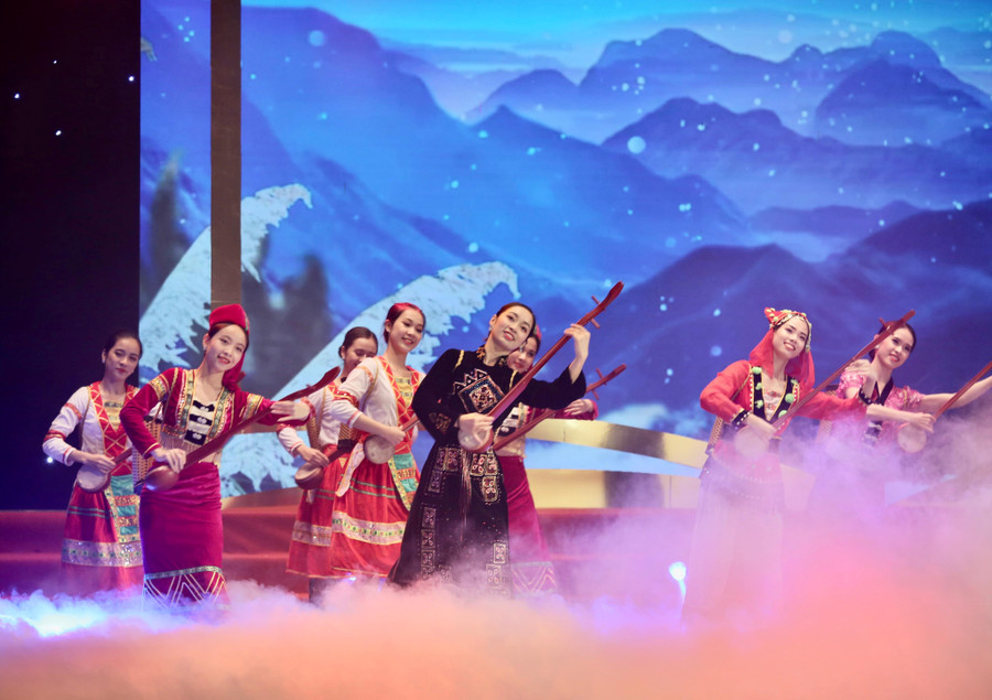 Tiết mục biểu diễn vinh danh những thầy cô cõng con chữ lên non.