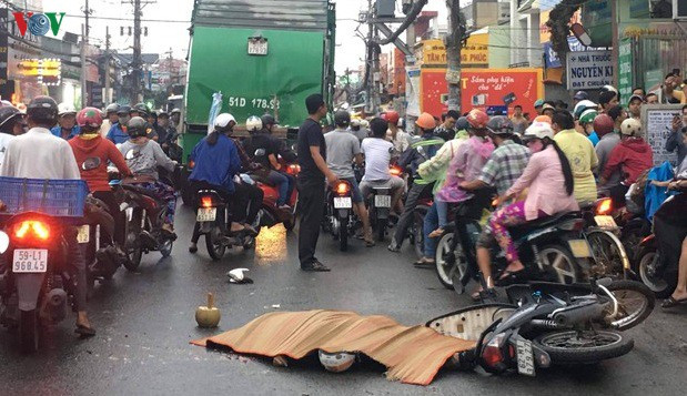 xe chở rác biến đoạn quốc lộ 50 thành "cung đường tử thần" hình 2 xe cho rac bien doan quoc lo 50 thanh "cung duong tu than" hinh 2