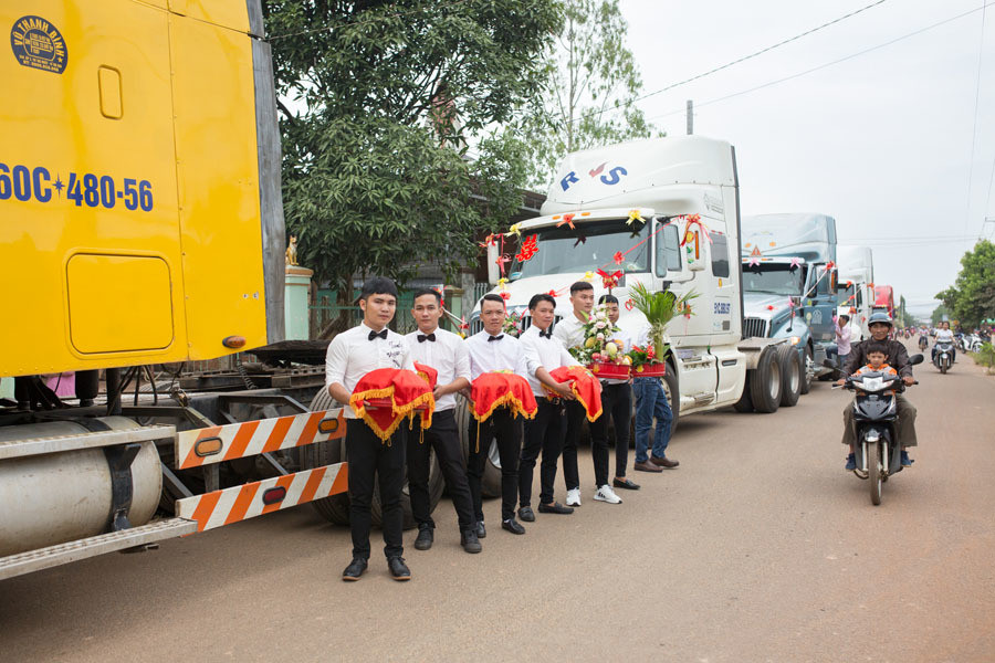 Chú rể Đồng Nai mang 6 container đi đón dâu khiến nhà gái bất ngờ