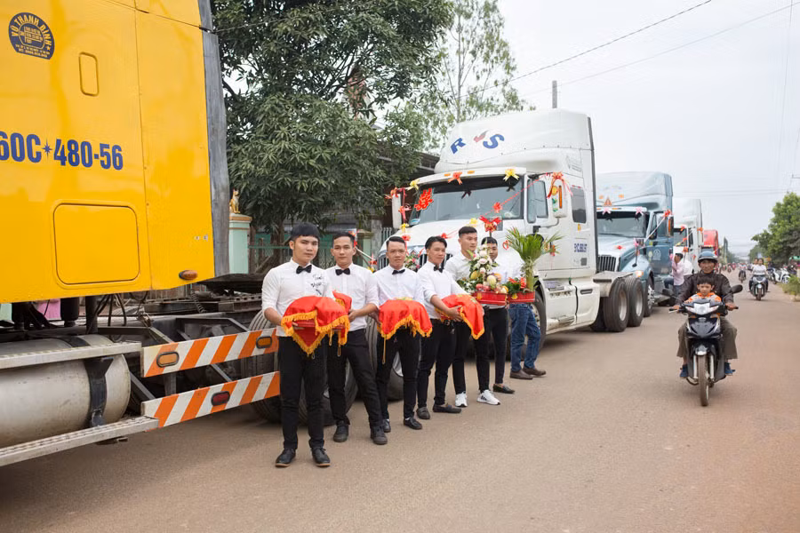 Chú rể Đồng Nai mang 6 container đi đón dâu khiến nhà gái bất ngờ