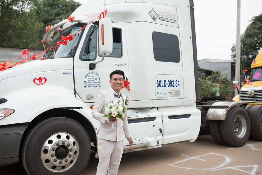 Chú rể Đồng Nai mang 6 container đi đón dâu khiến nhà gái bất ngờ