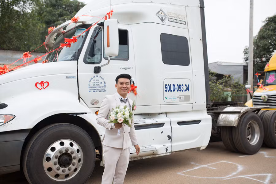 Chú rể Đồng Nai mang 6 container đi đón dâu khiến nhà gái bất ngờ