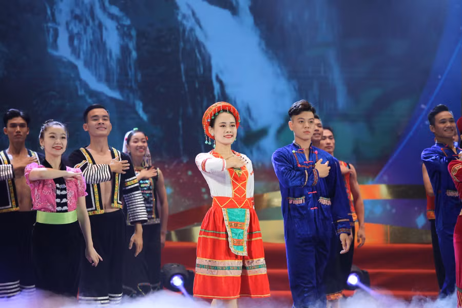 Thanh niên dân tộc thiểu số xuất sắc tiêu biểu trong trang phục truyền thống.