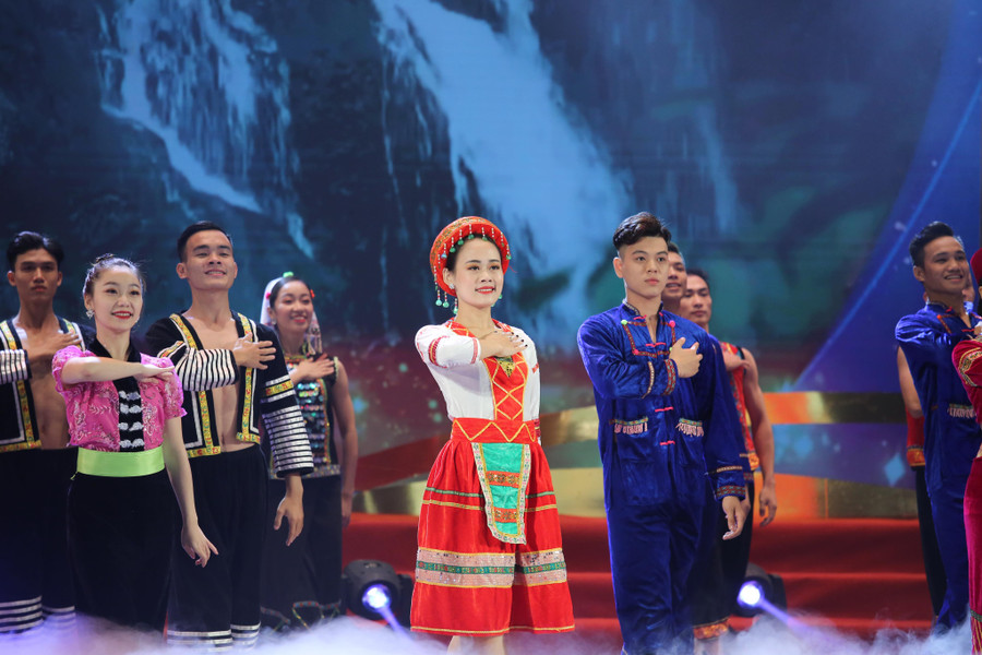 Thanh niên dân tộc thiểu số xuất sắc tiêu biểu trong trang phục truyền thống.