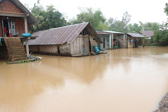 Mưa lớn trên diện rộng khiến nhà cửa hàng trăm hộ dân chìm trong biển nước.