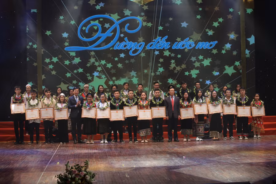 Ông Triệu Tài Vinh - Phó Ban Kinh tế T.Ư và anh Lê Quốc Phong (Bí thư Thứ nhất Trung ương Đoàn) trao bằng khen cho các em sinh viên đạt điểm cao trong kỳ thi THPT Quốc gia 2019.