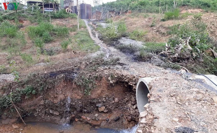 Các vết dầu thải dẫn từ khu vực Trạm trộn bê tông nhựa nóng ra khu vực đầu nguồn sông Hiếu.