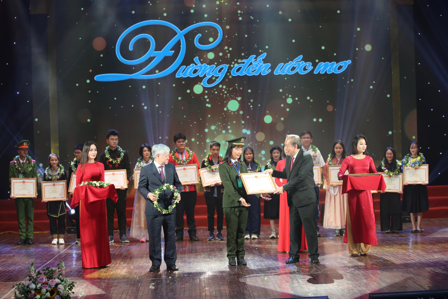 Phó Thủ tướng Thường trực Chính phủ Trương Hòa Bình và ông Đỗ Văn Chiến - Bộ trưởng Chủ nhiệm Ủy ban Dân tộc trao bằng khen cho các em học sinh đạt giải Nhất, Nhì cuộc thi học sinh giỏi quốc gia năm học 2018-2019.