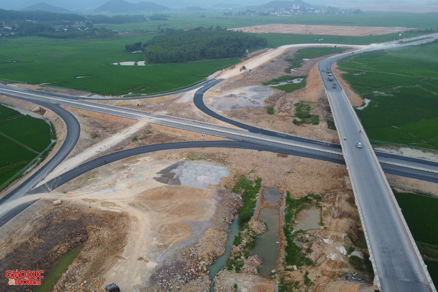 Tuyến cao tốc có 3 nút giao lên xuống. Từ nút giao với Quốc lộ 7C về hướng Đông sẽ đi tới trung tâm huyện Nghi Lộc và các khu công nghiệp WHA, Nam Cấm. Theo hướng Tây, sẽ đi về các huyện Đô Lương, Tân Kỳ và xa hơn là các huyện miền núi. Tuyến cao tốc có 3 nút giao lên xuống. Từ nút giao với Quốc lộ 7C về hướng Đông sẽ đi tới trung tâm huyện Nghi Lộc và các khu công nghiệp WHA, Nam Cấm. Theo hướng Tây, sẽ đi về các huyện Đô Lương, Tân Kỳ và xa hơn là các huyện miền núi.