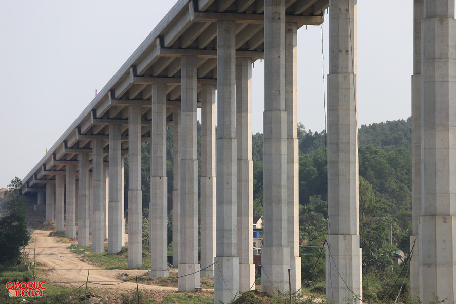 Toàn tuyến có 5 cầu cạn vượt núi và hồ đập, gồm: Xuân Dương 1, 2; Thần Vũ 1, 2 và Ồ Ồ. Để làm cầu, một số vị trí nhà thầu phải san cả vạt đồi, đặt trụ cao hàng chục mét dưới lòng hồ đập. Toàn tuyến có 5 cầu cạn vượt núi và hồ đập, gồm: Xuân Dương 1, 2; Thần Vũ 1, 2 và Ồ Ồ. Để làm cầu, một số vị trí nhà thầu phải san cả vạt đồi, đặt trụ cao hàng chục mét dưới lòng hồ đập.