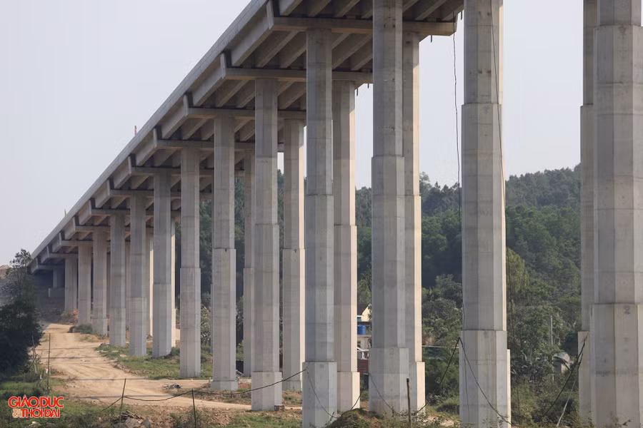 Toàn tuyến có 5 cầu cạn vượt núi và hồ đập, gồm: Xuân Dương 1, 2; Thần Vũ 1, 2 và Ồ Ồ. Để làm cầu, một số vị trí nhà thầu phải san cả vạt đồi, đặt trụ cao hàng chục mét dưới lòng hồ đập.