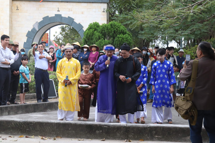 Du khách tham dự tour du lịch “Làng Cá Gỗ - Sau ánh hào quang” tại xã Quỳnh Đôi. (Ảnh: Vietnam Travel) Du khách tham dự tour du lịch “Làng Cá Gỗ - Sau ánh hào quang” tại xã Quỳnh Đôi. (Ảnh: Vietnam Travel)