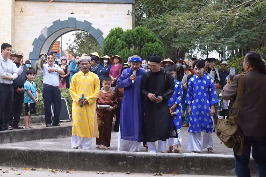 Du khách tham dự tour du lịch “Làng Cá Gỗ - Sau ánh hào quang” tại xã Quỳnh Đôi. (Ảnh: Vietnam Travel)