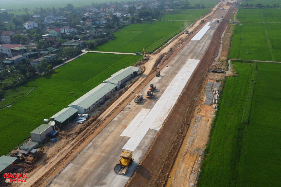 Theo Bộ Giao thông vận tải, cao tốc Diễn Châu - Bãi Vọt đặt mục tiêu thông xe trước khoảng 30km, từ nút giao Quốc lộ 7A (xã Diễn Cát, huyện Diễn Châu) đến nút giao Quốc lộ 46B (xã Hưng Tây, huyện Hưng Nguyên) trước ngày 30/4. Theo Bộ Giao thông vận tải, cao tốc Diễn Châu - Bãi Vọt đặt mục tiêu thông xe trước khoảng 30km, từ nút giao Quốc lộ 7A (xã Diễn Cát, huyện Diễn Châu) đến nút giao Quốc lộ 46B (xã Hưng Tây, huyện Hưng Nguyên) trước ngày 30/4.