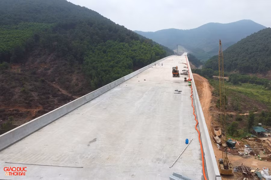 Các nhà thầu đang tập trung rải bêtông nhựa, thi công hệ thống an toàn giao thông và công tác hoàn thiện. Khối lượng công việc đạt hơn 90%.