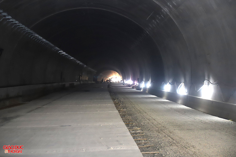 Đến nay đơn vị thi công đã hoàn thành thảm bêtông mặt hầm 1/2 chiều, tính theo hướng Bắc - Nam. Lớp bêtông thảm mặt đường dày 28cm đảm bảo yếu tố kỹ thuật và chất lượng cho phương tiện di chuyển. Đến nay đơn vị thi công đã hoàn thành thảm bêtông mặt hầm 1/2 chiều, tính theo hướng Bắc - Nam. Lớp bêtông thảm mặt đường dày 28cm đảm bảo yếu tố kỹ thuật và chất lượng cho phương tiện di chuyển.