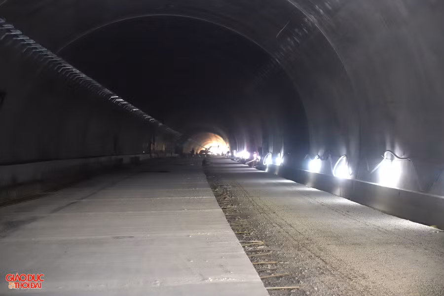 Đến nay đơn vị thi công đã hoàn thành thảm bêtông mặt hầm 1/2 chiều, tính theo hướng Bắc - Nam. Lớp bêtông thảm mặt đường dày 28cm đảm bảo yếu tố kỹ thuật và chất lượng cho phương tiện di chuyển.