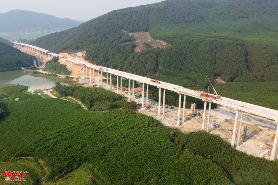 Tuyến cao tốc có nền đường rộng 17m, 4 làn xe mỗi bên 2 làn, cho phép ôtô chạy tối đa 90km/h, tối thiểu 60km/h. Giai đoạn 1 dự án không có làn dừng khẩn cấp, chỉ bố trí một số điểm dừng khẩn cấp cách quãng 4-5 km/điểm. Tuyến cao tốc có nền đường rộng 17m, 4 làn xe mỗi bên 2 làn, cho phép ôtô chạy tối đa 90km/h, tối thiểu 60km/h. Giai đoạn 1 dự án không có làn dừng khẩn cấp, chỉ bố trí một số điểm dừng khẩn cấp cách quãng 4-5 km/điểm.