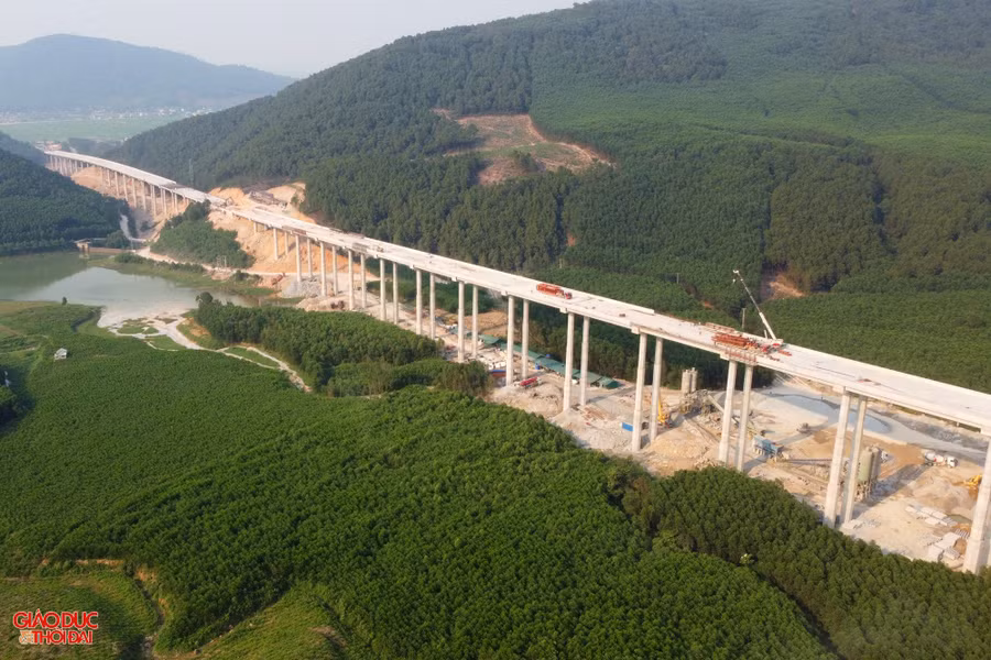 Tuyến cao tốc có nền đường rộng 17m, 4 làn xe mỗi bên 2 làn, cho phép ôtô chạy tối đa 90km/h, tối thiểu 60km/h. Giai đoạn 1 dự án không có làn dừng khẩn cấp, chỉ bố trí một số điểm dừng khẩn cấp cách quãng 4-5 km/điểm.